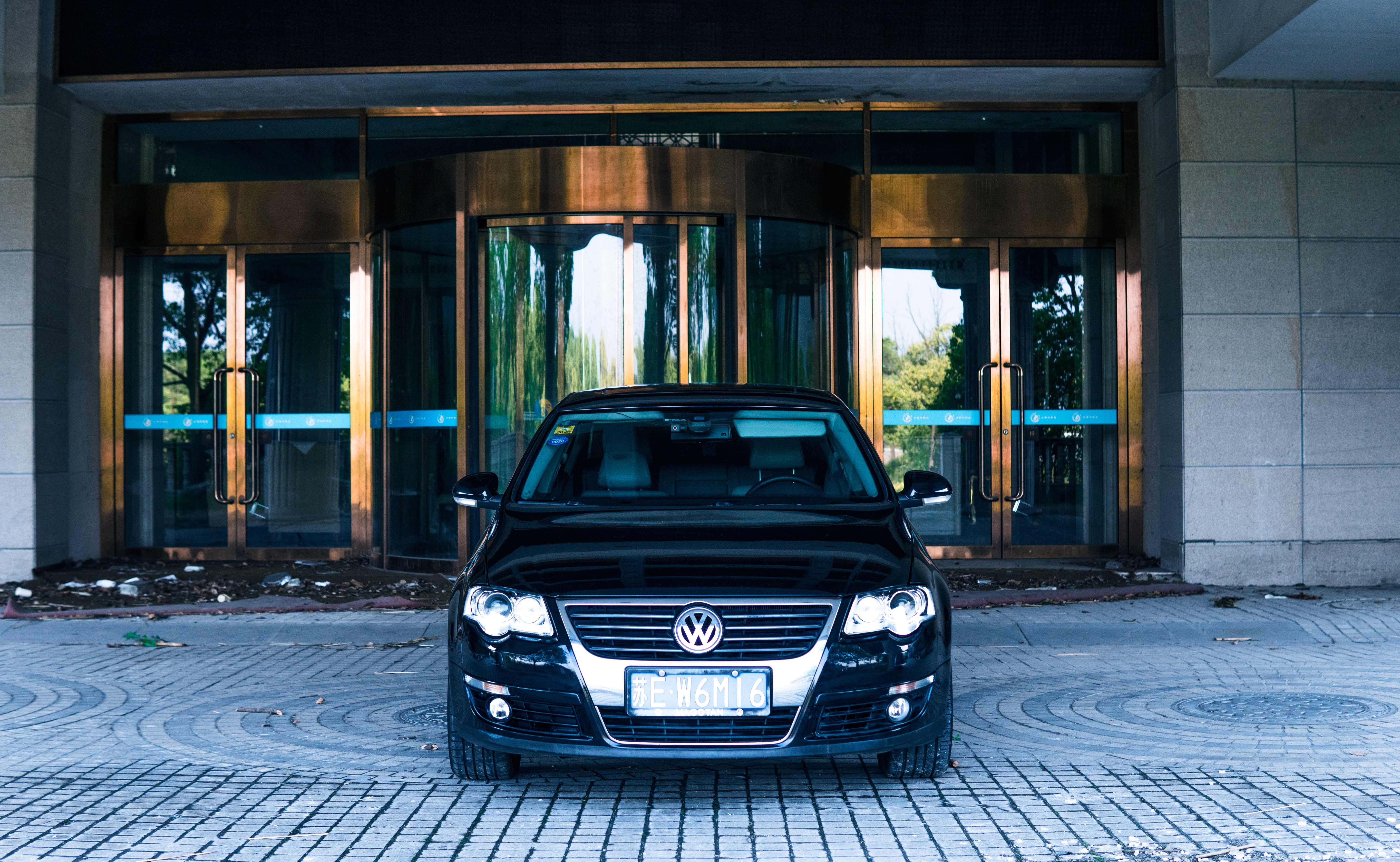 开着曾经的最美大众探寻废弃城堡，如今B6迈腾还值得购买吗？