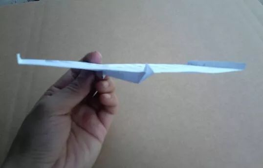 实际上可以飞超远的纸飞机,特别简单但是可以飞很远的纸飞机