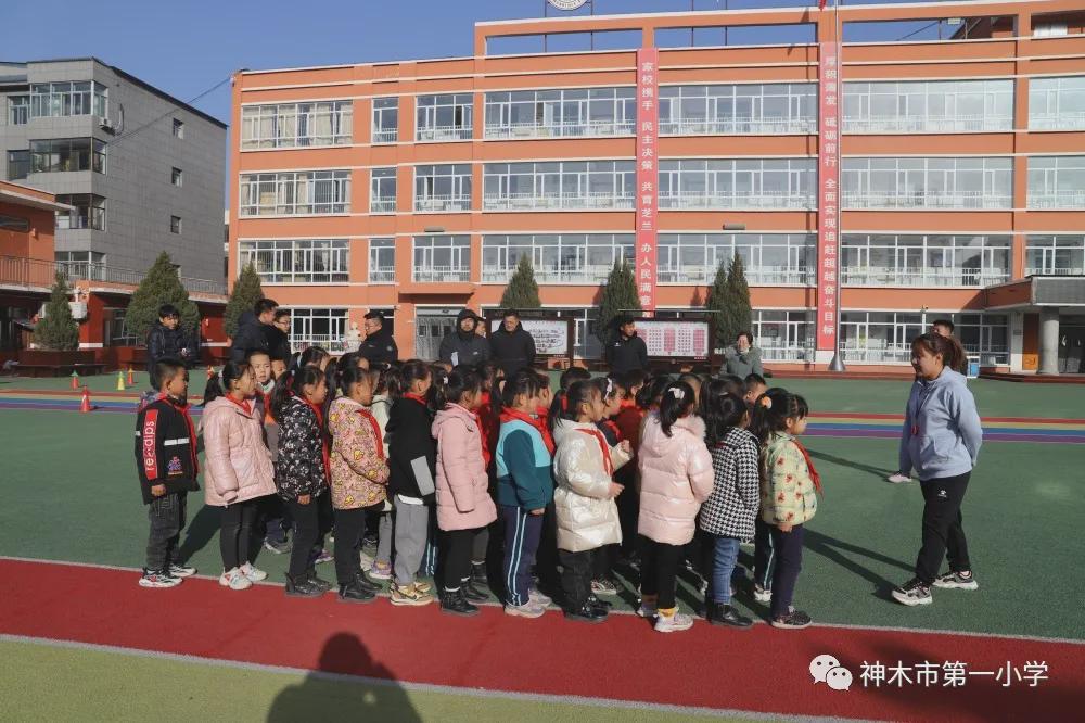 神木第一小学拔河比赛,小学体育优质课简报