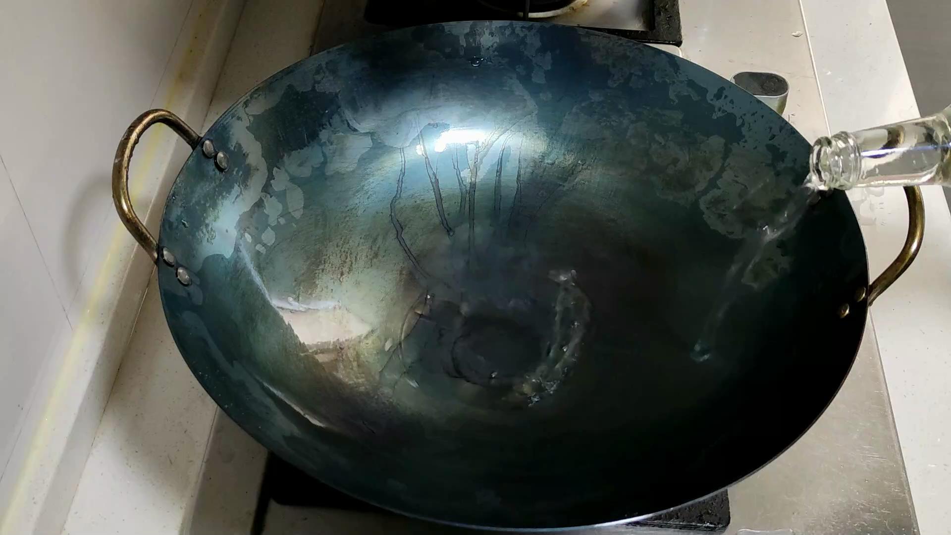 新铁锅千万别直接烧,等于吃掉了涂层,大厨正确开锅不生锈不粘锅