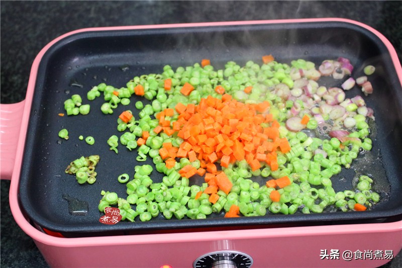 只用鸡蛋和剩饭做美食,一碗剩饭一个瘦肉