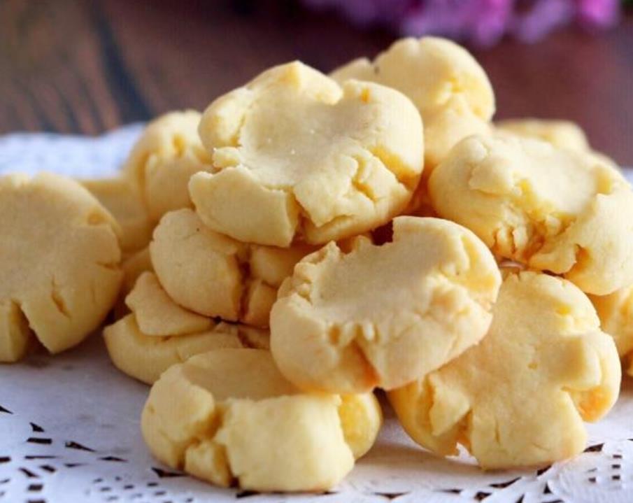 快过年了自制牛轧糖,怎么制作可以留到过年吃的小饼干