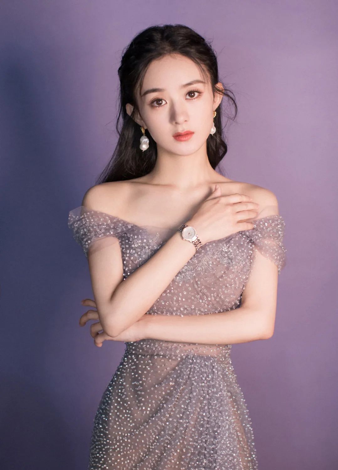 肩膀又宽又厚应该如何有效改善,肩膀又宽又厚的女生怎样穿衣搭配