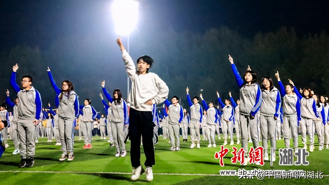 武汉千人广场舞,活力四射武汉高校举行广场舞比赛
