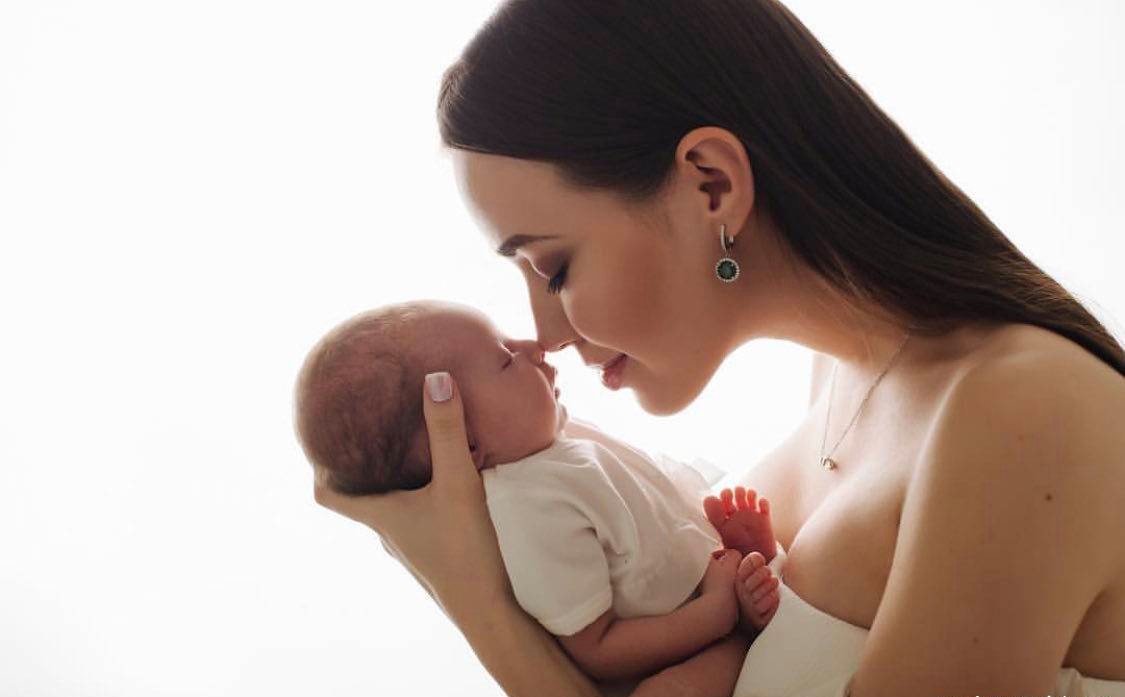 喀山红宝石中场德米特里-塔拉索夫靓丽妻子阿纳斯塔西亚-科斯琴科