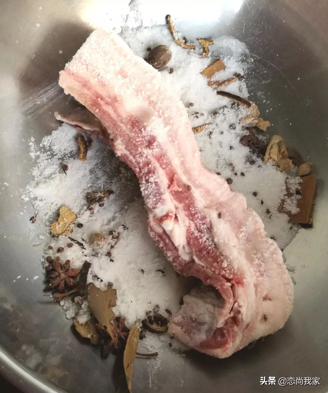 又到腌晒腊肉香肠的季节,又到了灌香肠腌腊肉的季节