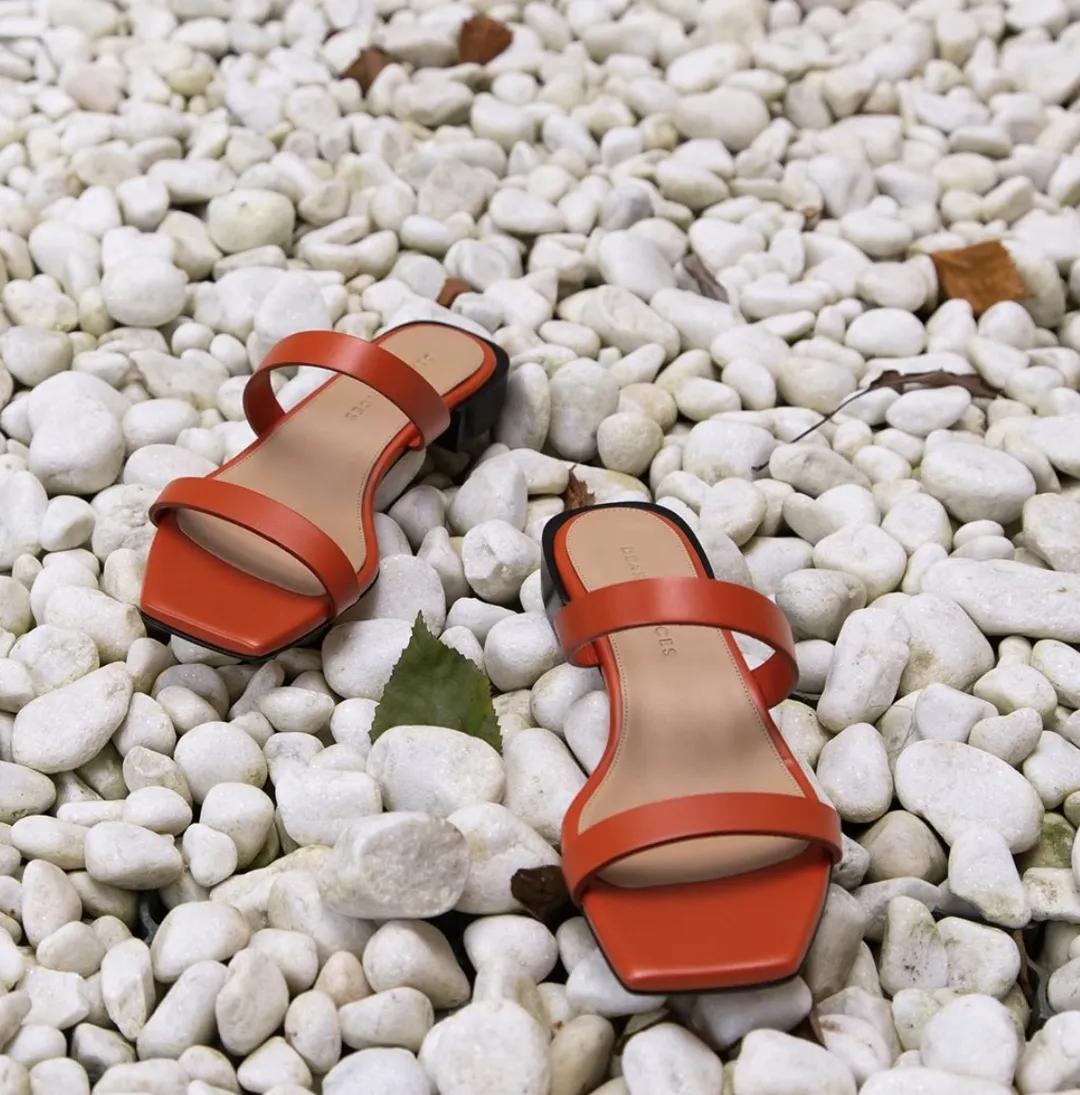 夏季时尚御姐凉鞋穿搭,气质牛皮凉鞋怎么搭配裤子