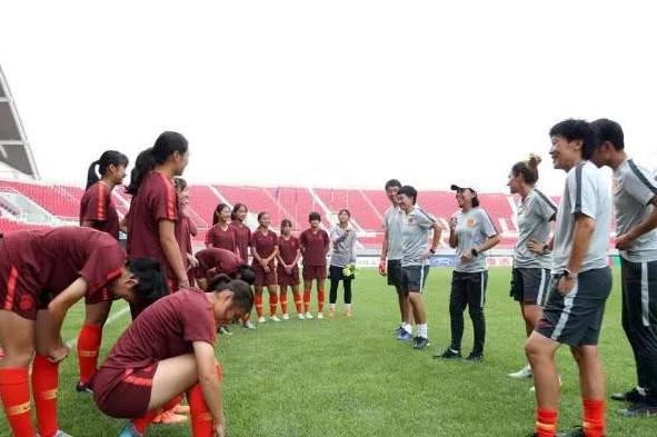 女足主教练水庆霞面对面,女足如何评价总教练水庆霞