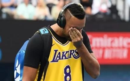 缅怀科比致敬传奇的方式,悼念科比众球星落泪