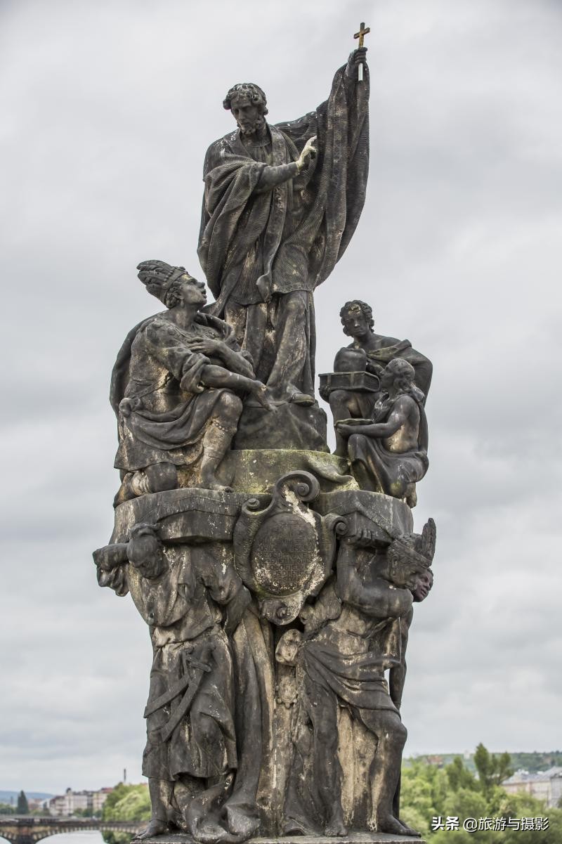查理大桥雕塑作品介绍 (查理大桥的雕塑)