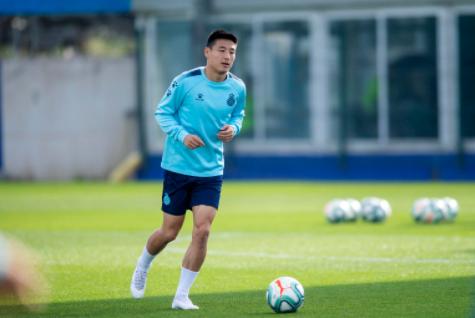 今晚这场比赛不可错过，深夜12点半开球，中国球迷值得熬夜观看