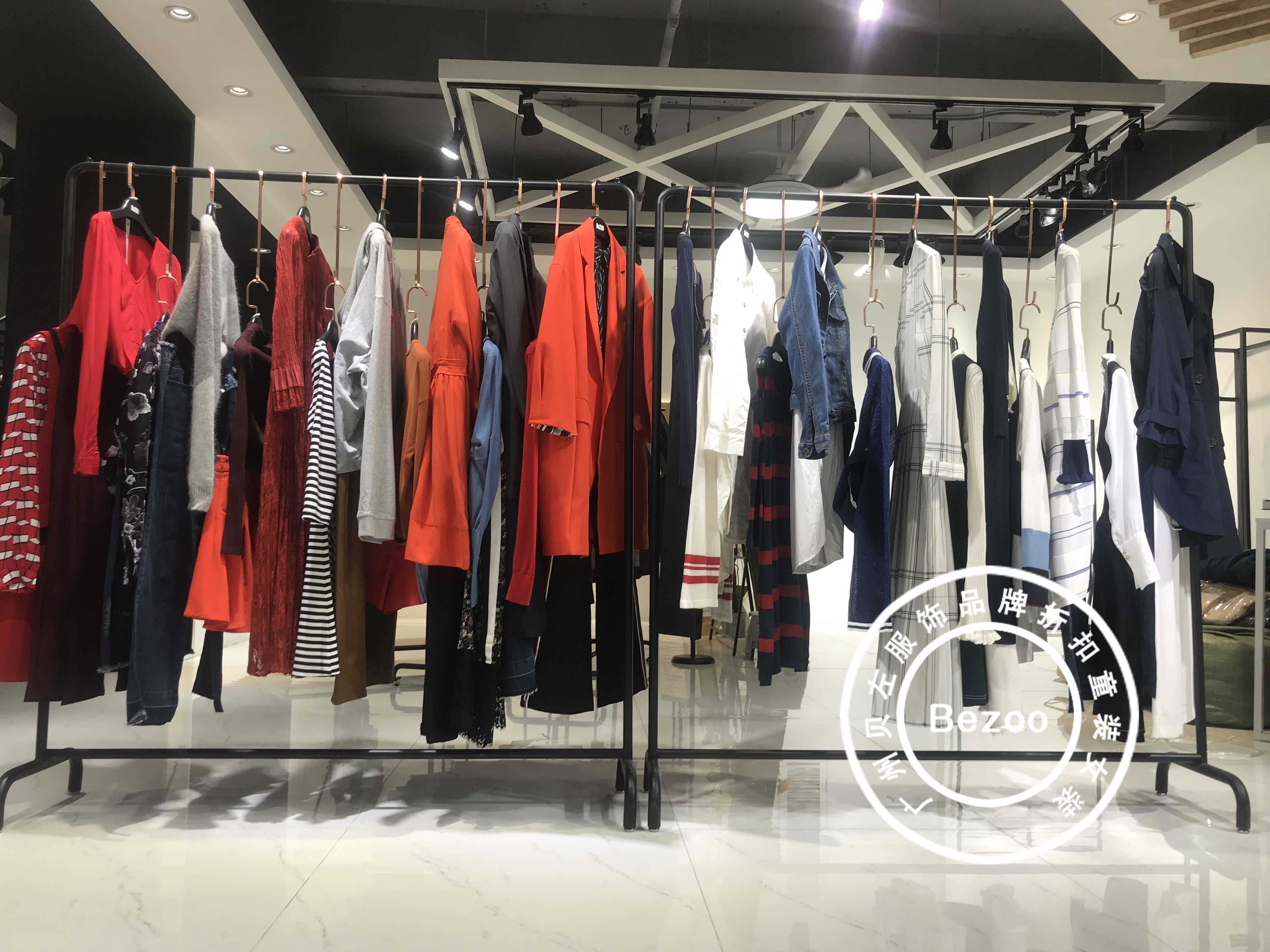 三彩的衣服最新款,三彩秋季新款实体店