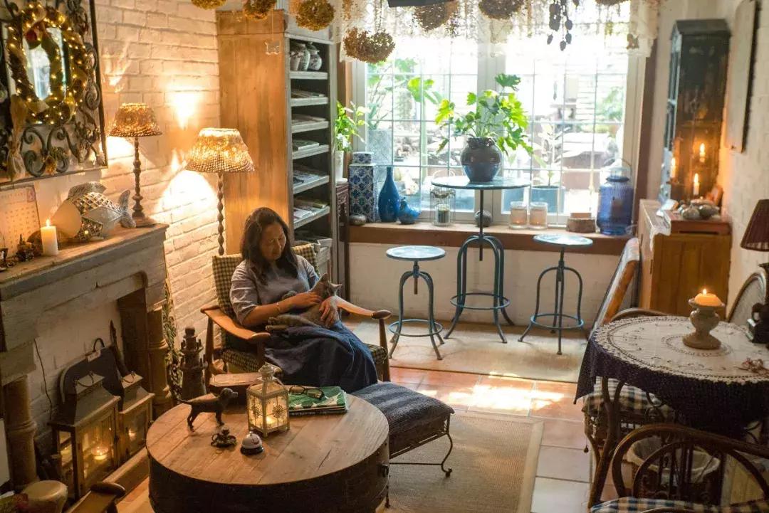 她40岁之前忙成狗，40岁之后在上海买房隐居