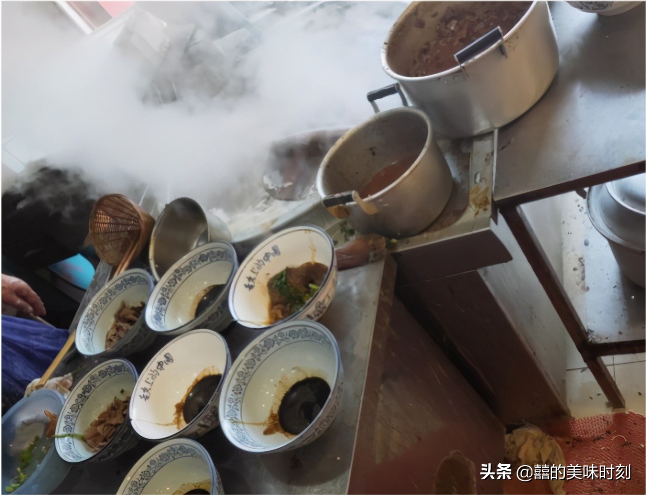 镇江这家店太豪横，只收现金，肉圆面13元一碗靠抢，3小时卖光