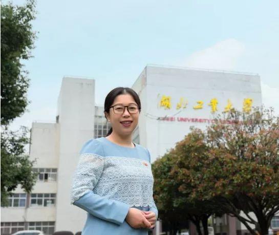 湖北85后辅导员：怀孕8个月冒雨奔波工作，把学生送进世界名校