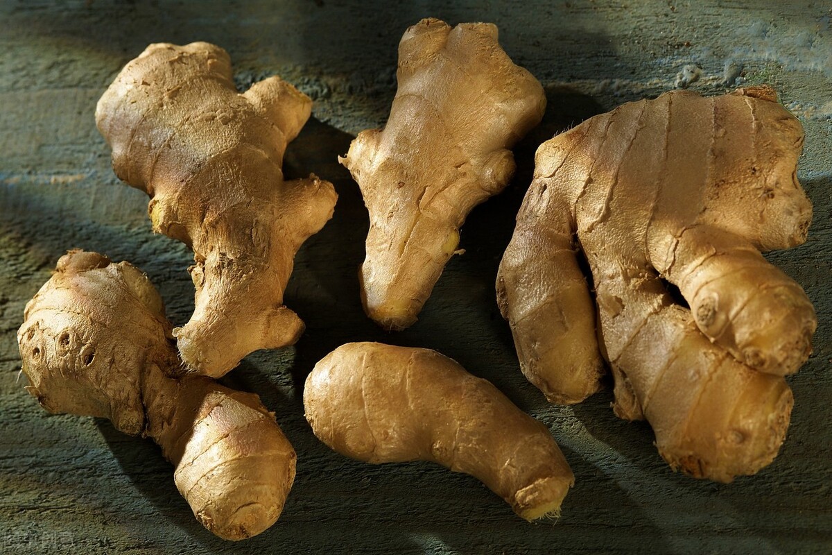 干姜与生姜的方剂总结,中草药药方中的生姜必须是干姜吗