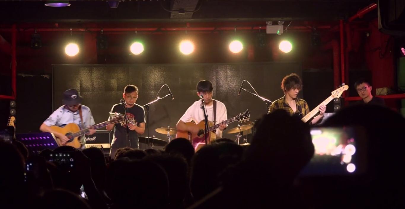 一首民谣,或许《不安》,曾几何时,也坐着盼望未来闪亮的日子