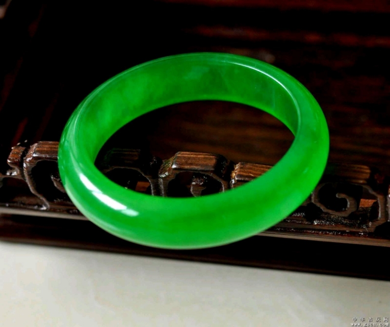 玉缘清新，佳人映衬。