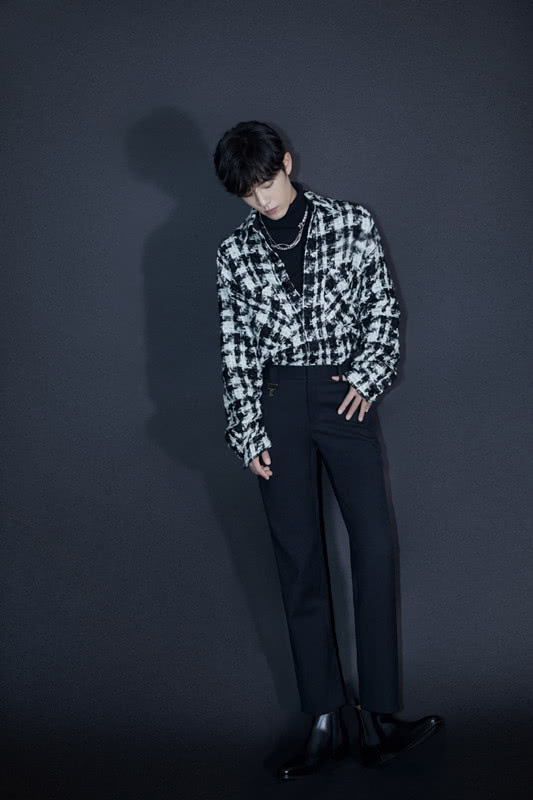 肖战最新条纹西装造型,肖战2019芭莎慈善夜晚会后台回眸