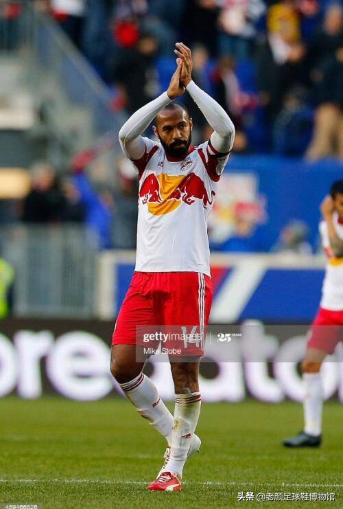 枪王加盟巴萨如愿获得欧冠，生涯唯一污点用手将法国队拍进世界杯