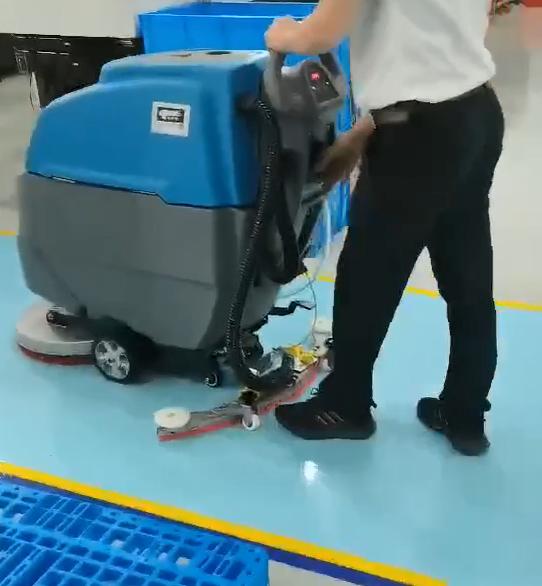 如何快速清洗厂房地面,雀思德洗地机家用