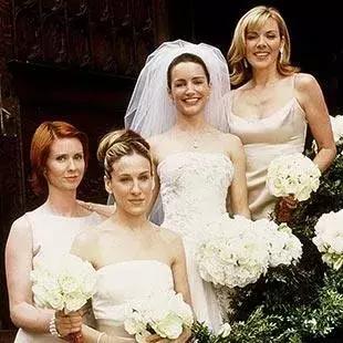 都是鹰钩鼻大美女，都爱过同一些男人，她俩的路怎么就不一样呢？