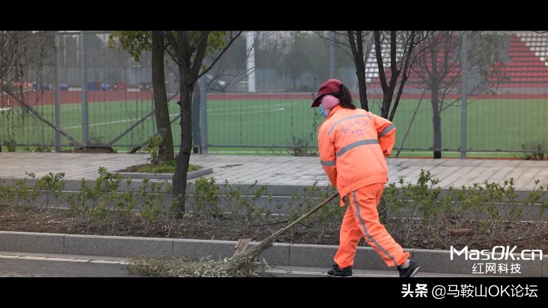 致敬白衣天使流泪视频,感人泪奔疫情现场