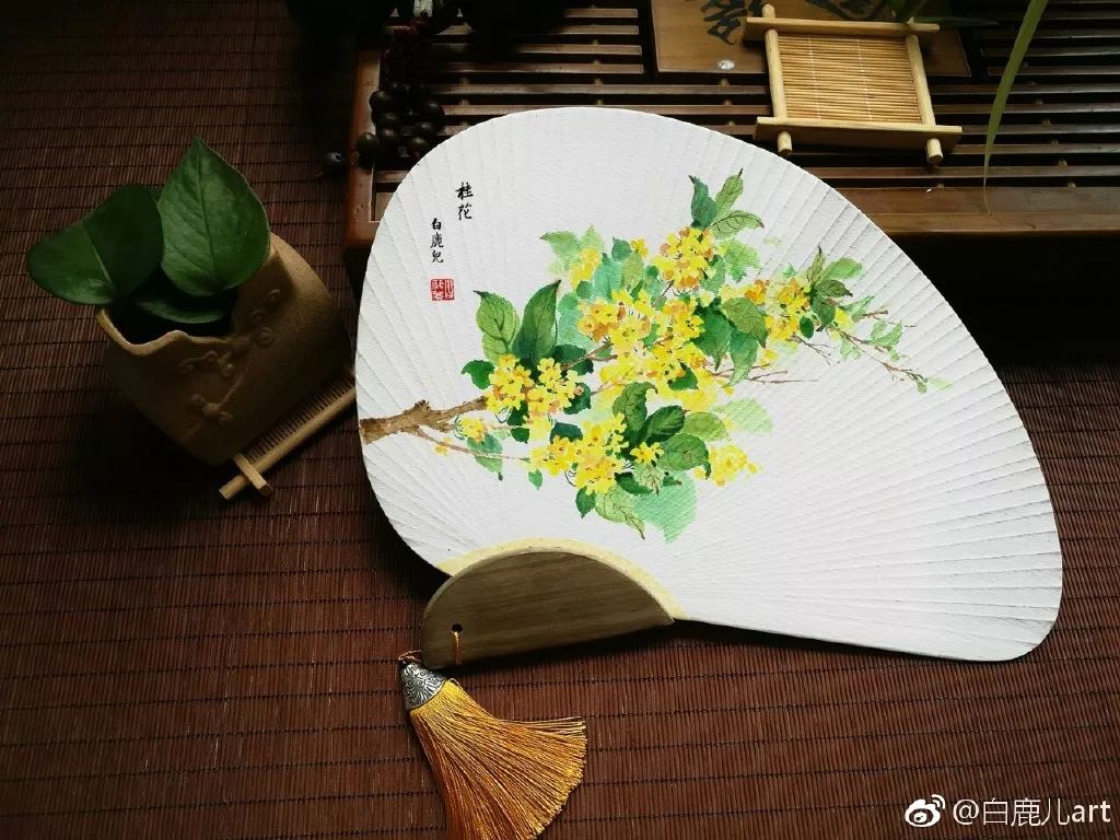 玉手青丝美女图片,一袭白衣清冷出尘的古风美人