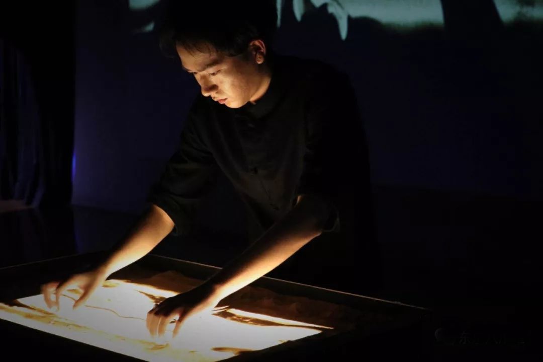 90后小伙手掌画画惊艳众人,神仙手男