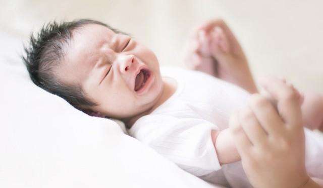 孩子蹬腿别光说可爱,可能是肠道问题,别不在意,孩子会长不高