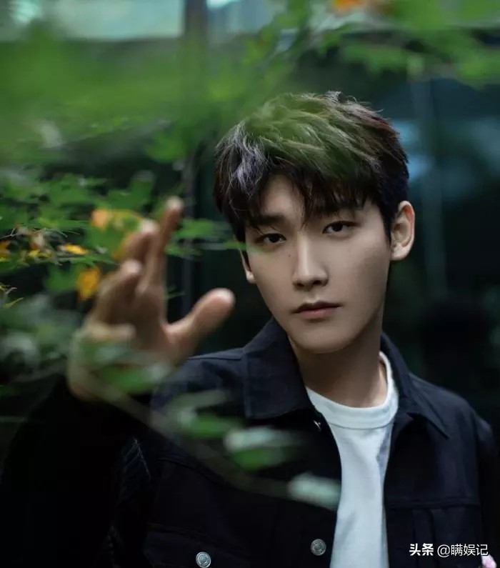 当红男明星与北电女学生电梯亲热激战，不顾旁人眼光