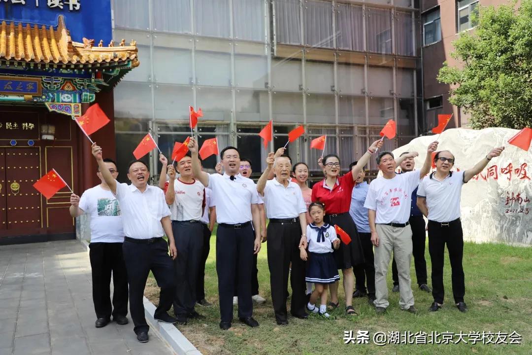 快看!荆楚北大人的赤子情怀,闪亮在《我和我的祖国》歌曲里