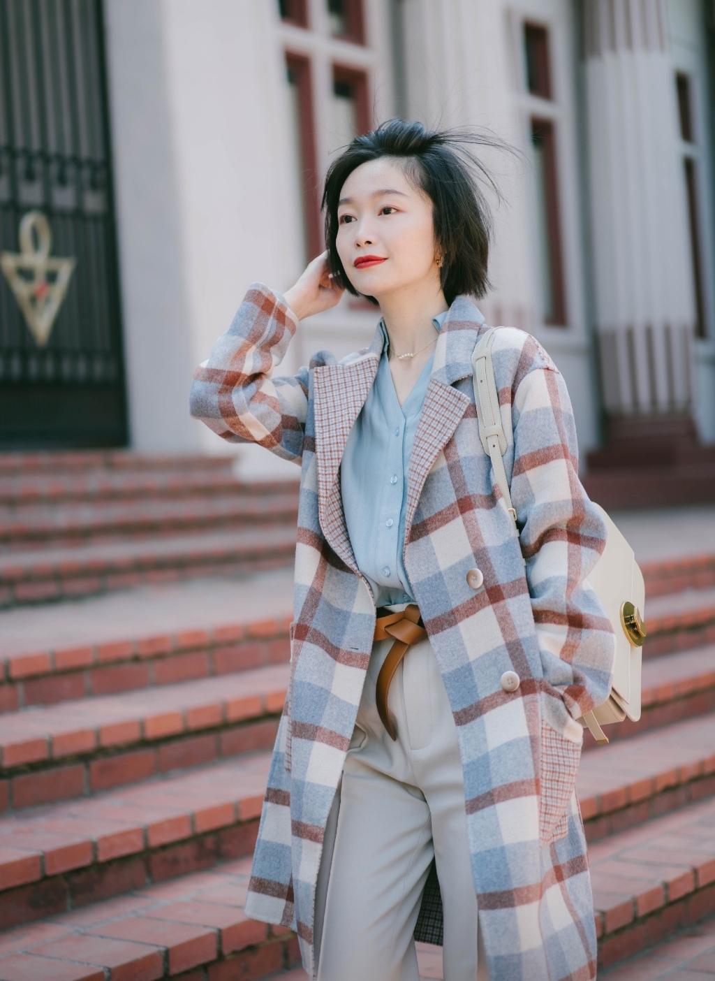 中年女性怎样穿搭才会清爽利索,女孩子要敢于尝试不同的穿搭风格