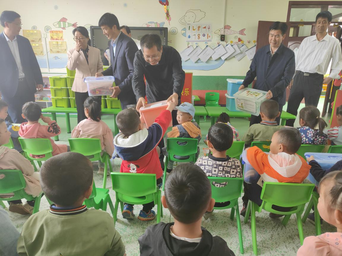 县委书记慰问六一儿童,陕西省教育厅六一慰问