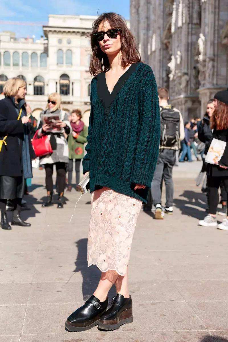 V领毛衣浪漫柔美，get这3种搭配造型，轻松穿出“天鹅颈”