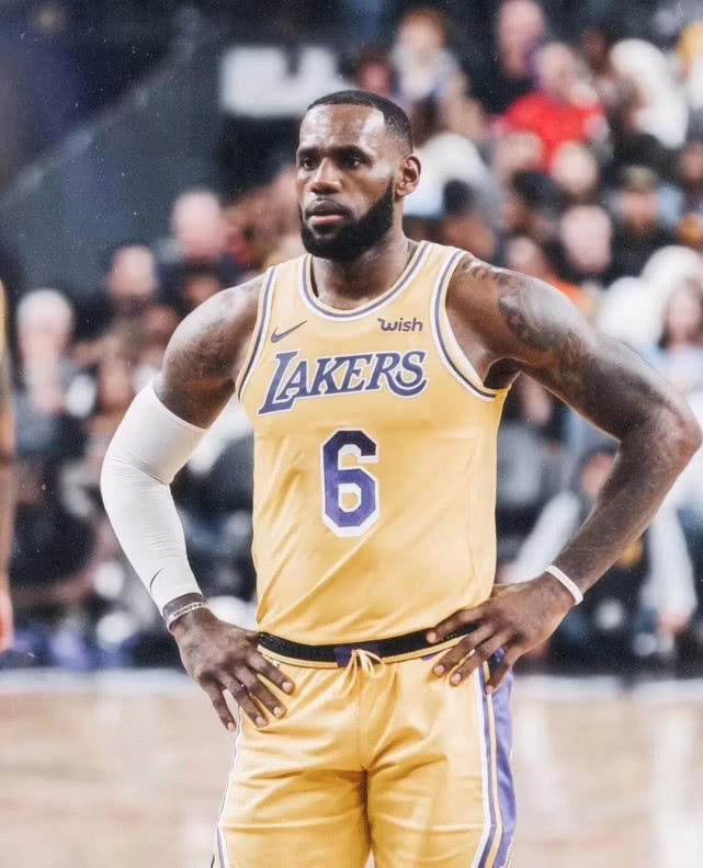 詹姆斯换回23号球衣致敬拉塞尔,詹皇转身打板三分加时胜奇才