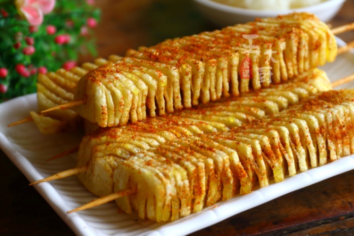 铁板风琴土豆做法,风琴土豆怎么做才像小吃摊一样