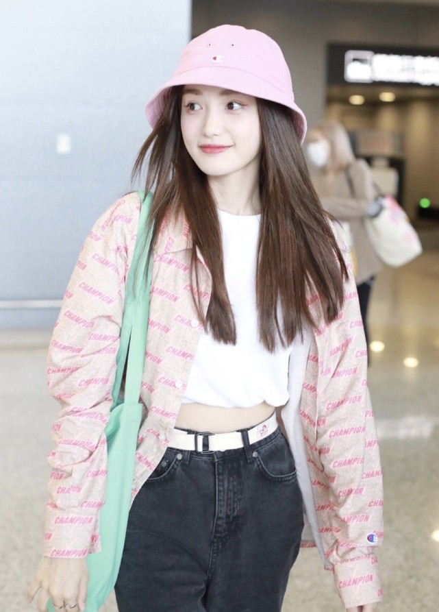 “元气少女”林小宅增肥成功，粉嫩系穿搭现身机场，少女感满满