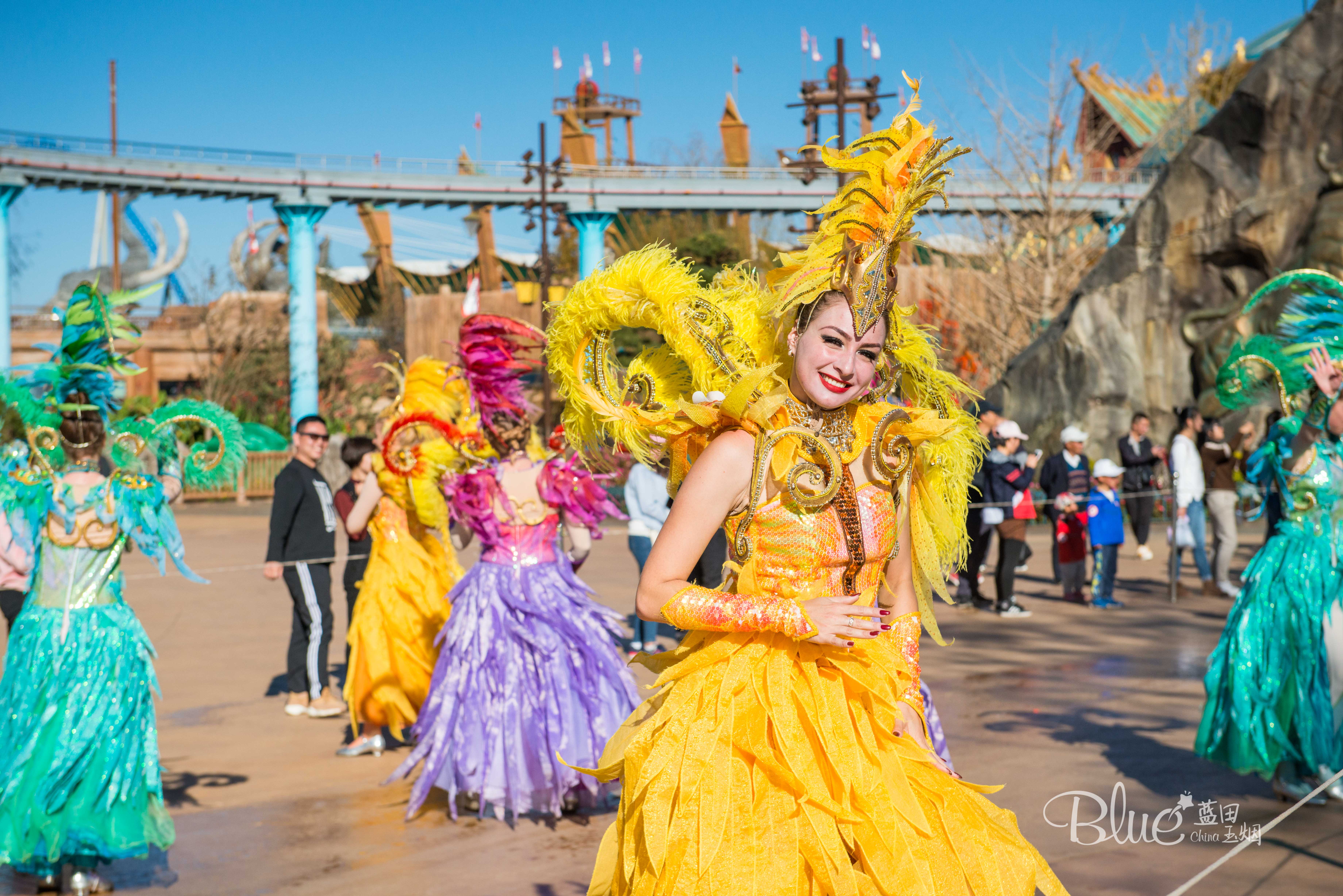 这个游乐园完全是男士们天堂，俄罗斯妹子的香吻和比心会收到手软