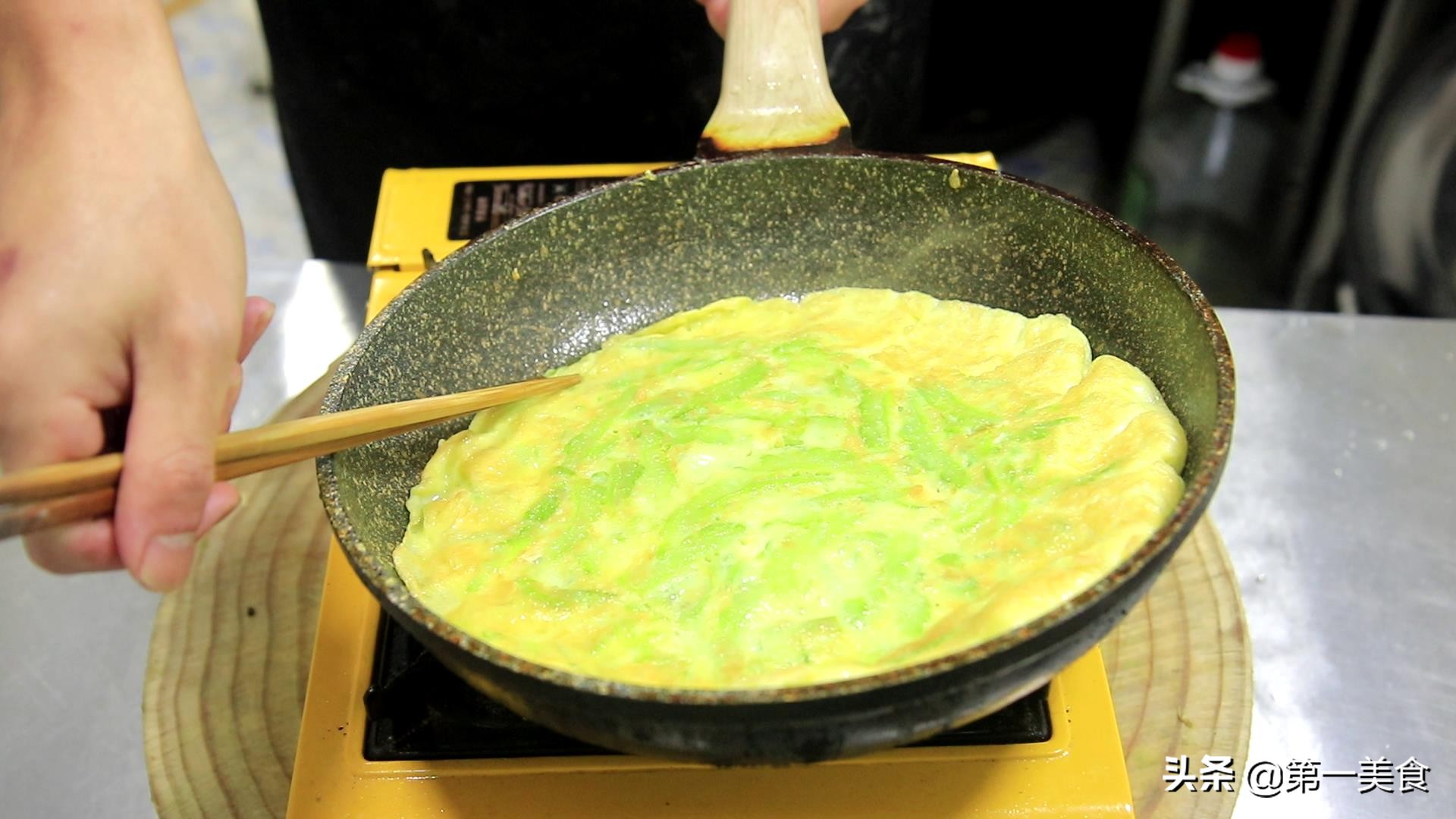 苦瓜煎鸡蛋苦瓜需要用水焯一下吗,厨师苦瓜炒鸡蛋的做法