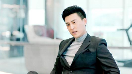 他曾是“职场男神”，娶“北电才女”李佳，今一家四口其乐融融