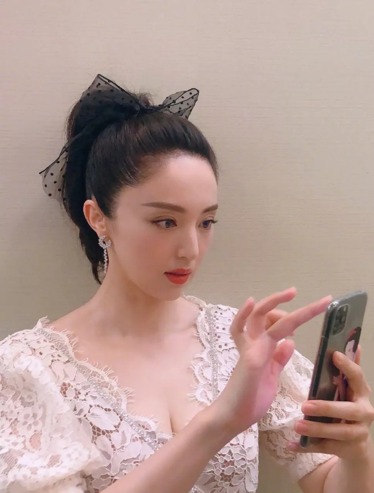 董璇吊带绿裙造型街拍曝光,41岁董璇写真