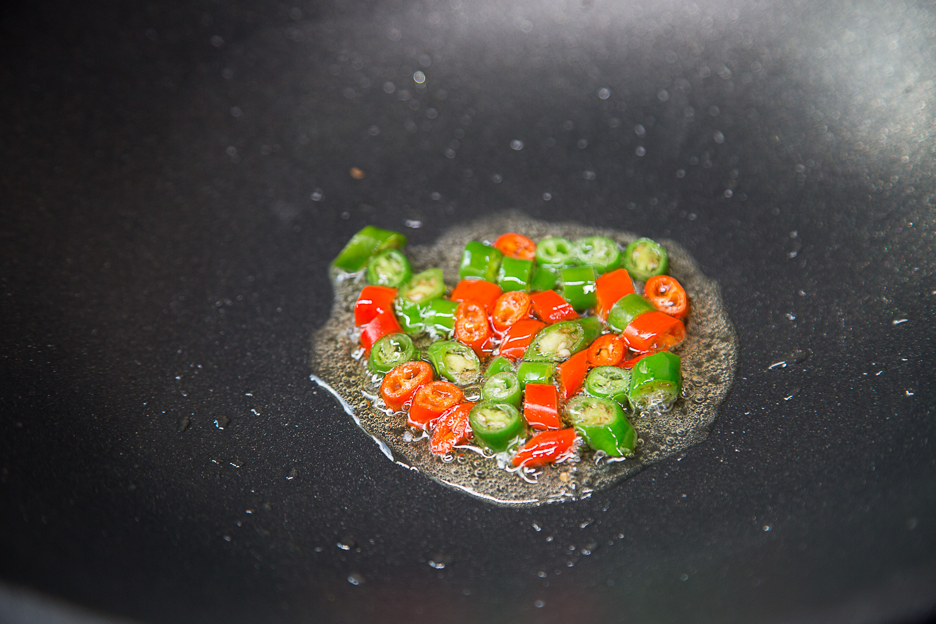 哪个牌子无油烟炒锅比较好,真正的无油烟炒锅选什么牌子的好