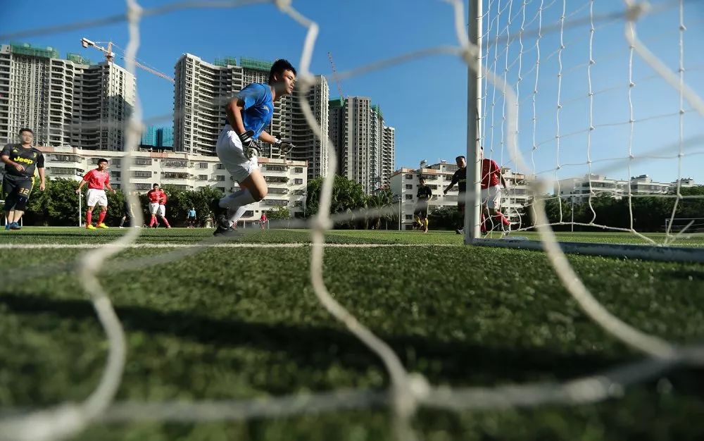 走一起去看nba,看场军营足球赛