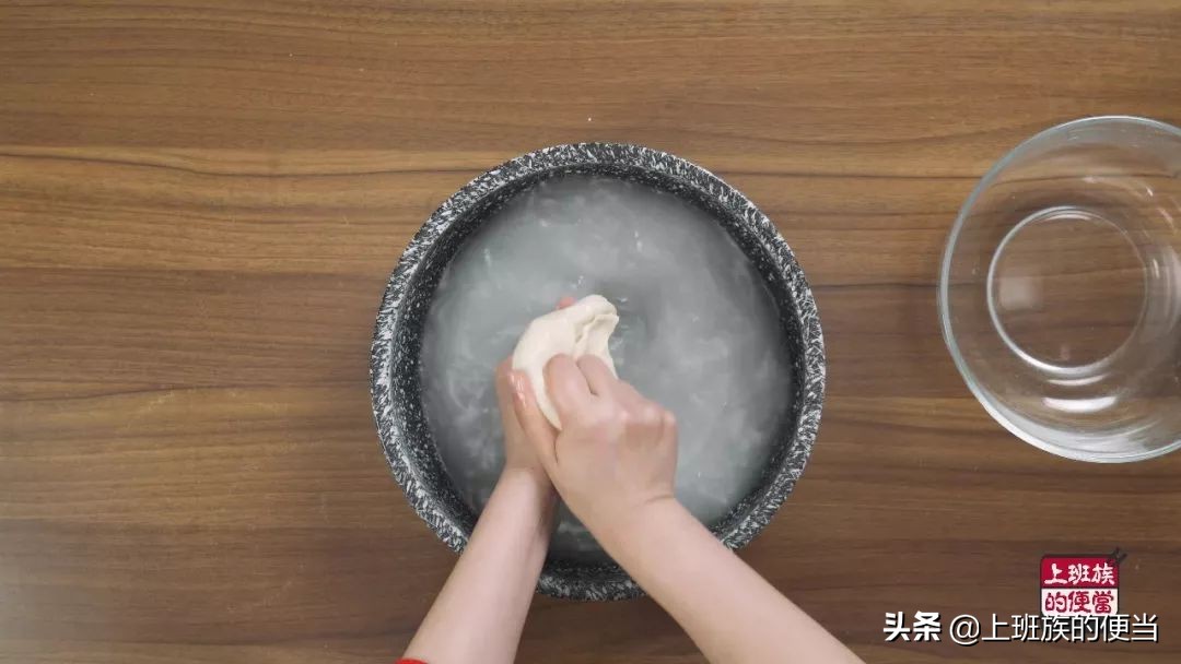 三分钟搞定劲道又爽滑的凉皮,想吃凉皮不用买了教你配方