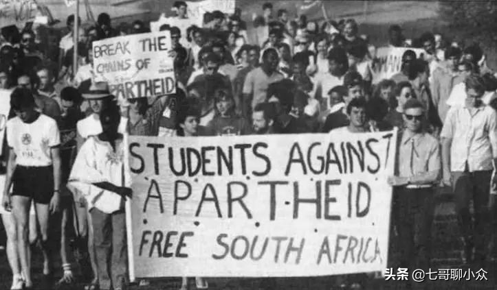 电影里的大厦倒塌现场,电影里建筑物突然崩塌的片段