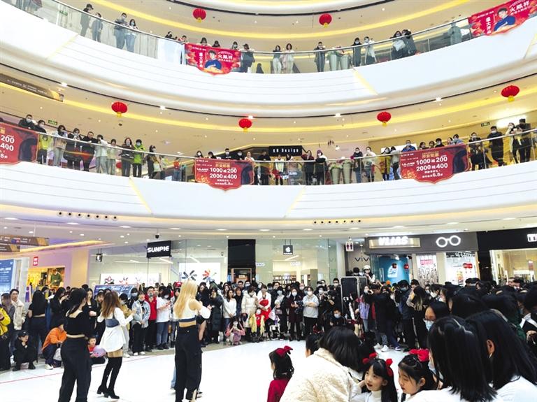 新年将至记者带你逛商超,晚报记者新春探店攻略