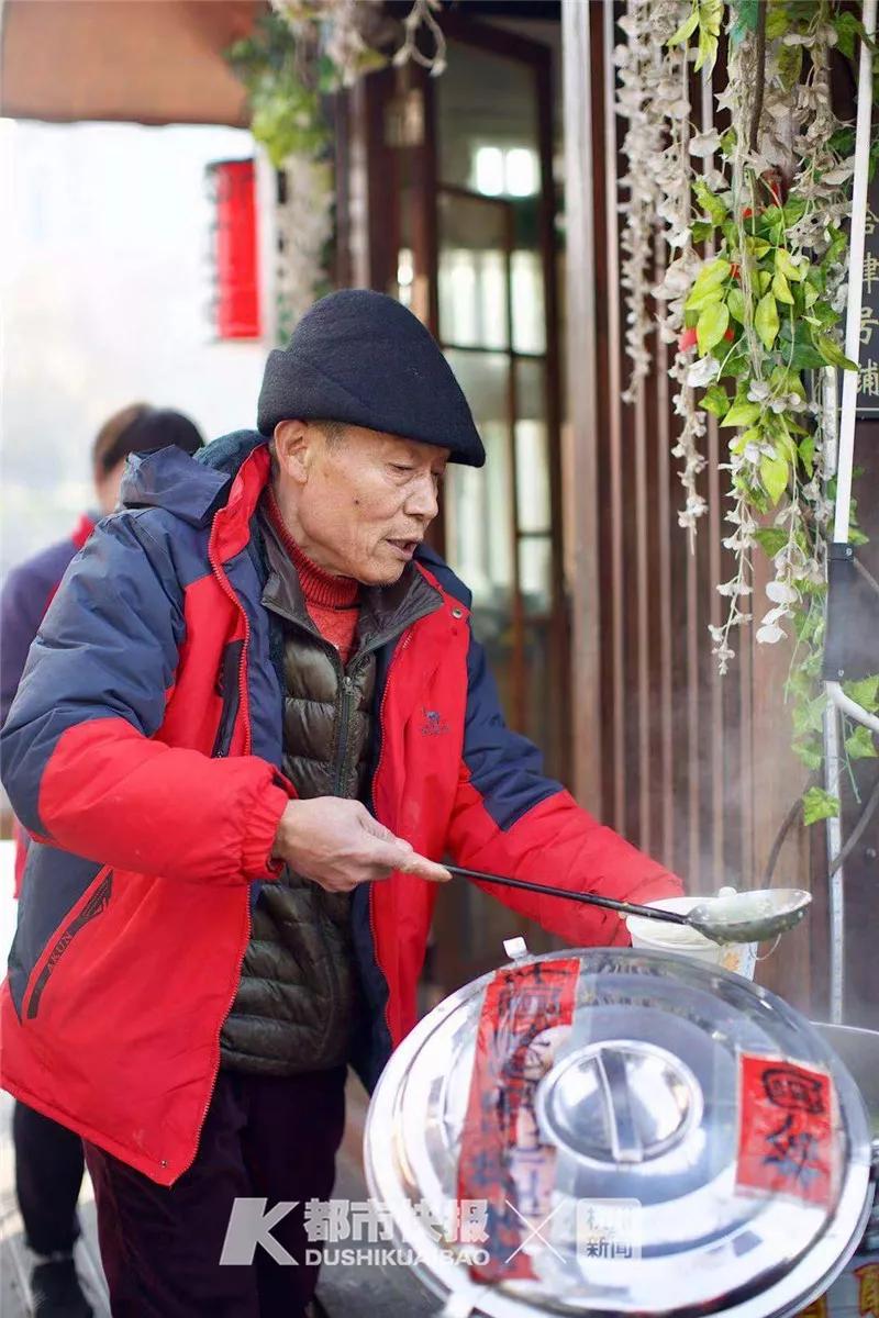 周江勇书记新年第一天，勉励杭州拱宸桥边卖酒酿的王大伯：你事情做得好，都市快报给你报道了，新年好好干