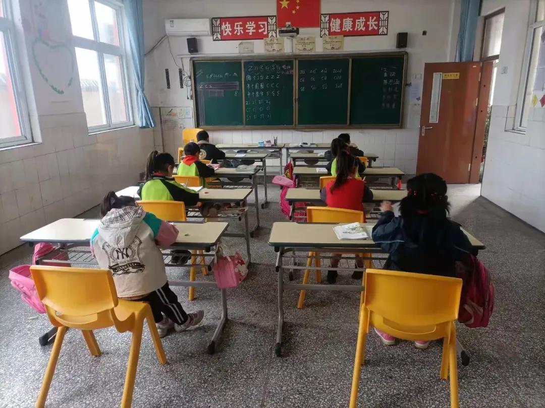 新东方捐赠桌椅，学而思低价甩卖教具