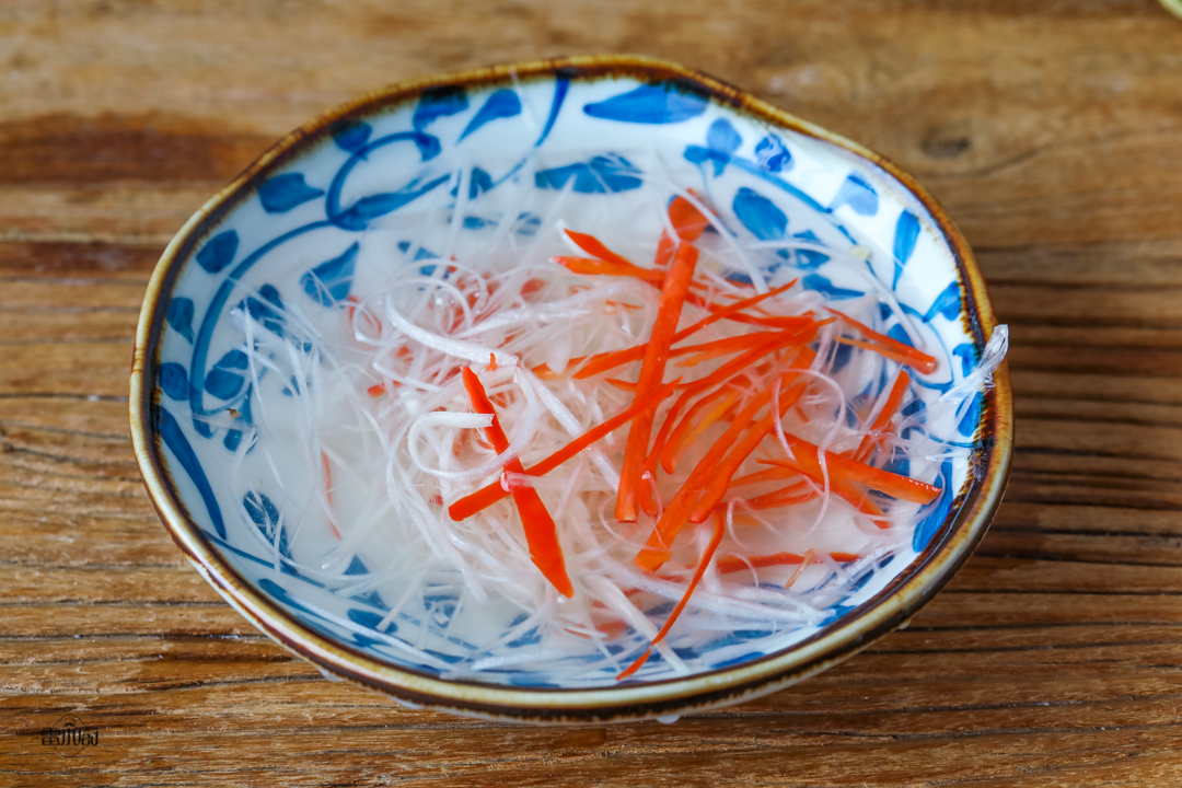 蒸鱼后先淋油还是先加蒸鱼豉油,蒸鱼时先放蒸鱼豉油还是先淋油